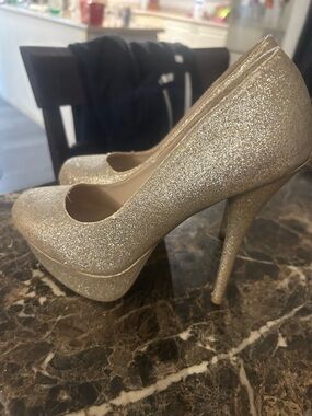 Sz 7. Gold Glitter Platform High Heel Pumps